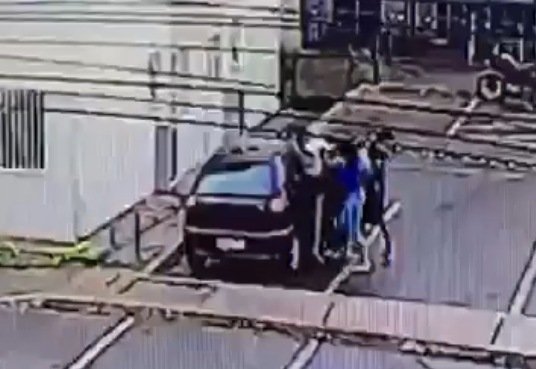 mulheres agredindo outra mulher
