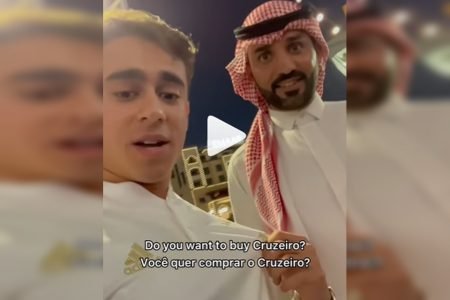 Vereador Nikolas Ferreira brinca com árabe em Dubai e "vende" o Cruzeiro