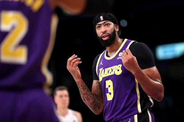 Anthony Davis faz jogo antológico e Lakers vence a 1º batalha