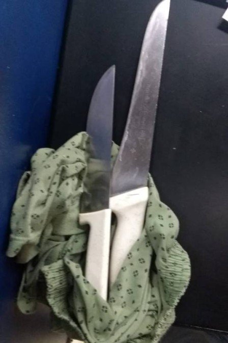 Com ele foram apreendidas duas facas usadas para praticar o crime