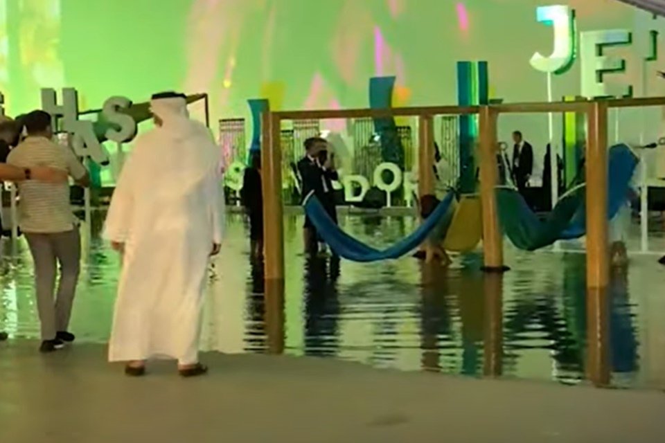 Michelle Bolsonaro coloca os pés na água em estande brasileiro da Expo Dubai 2020