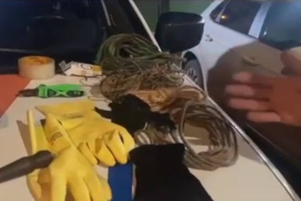 luva de limpeza e cordas em cima de um carro da PMDF