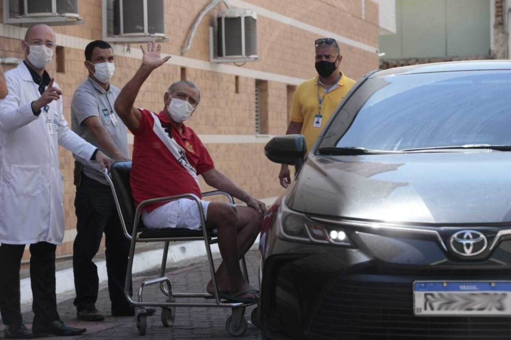 Adelino Gomes, 70 anos, morador da Ilha, teve alta de covid hoje do hospital Ronaldo Gazolla. Ele era o último paciente internado pela doença na unidade. Foto: Aline Massuca/ Metropoles