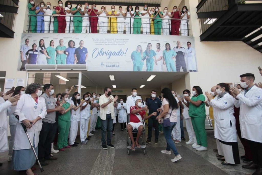 Adelino Gomes, 70 anos, morador da Ilha, teve alta de covid hoje do hospital Ronaldo Gazolla. Ele era o último paciente internado pela doença na unidade. Foto: Aline Massuca/ Metropoles