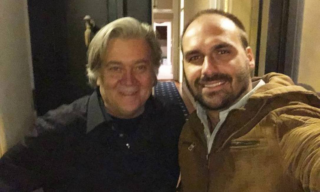 Bannon aceita exigências, entrega passaporte e é libertado nos EUA