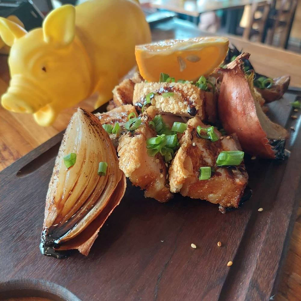 Torresmo de barriga marinado com gengibre e alho, molho agridoce, pimenta sichuan e cebola assada