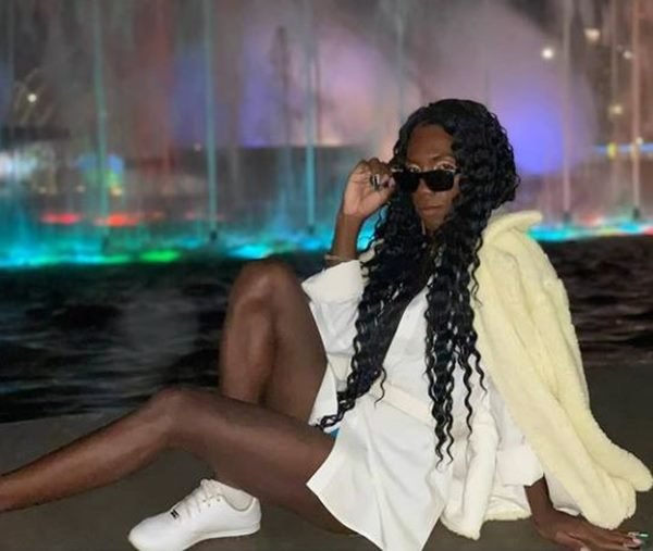 Mulher posa para foto