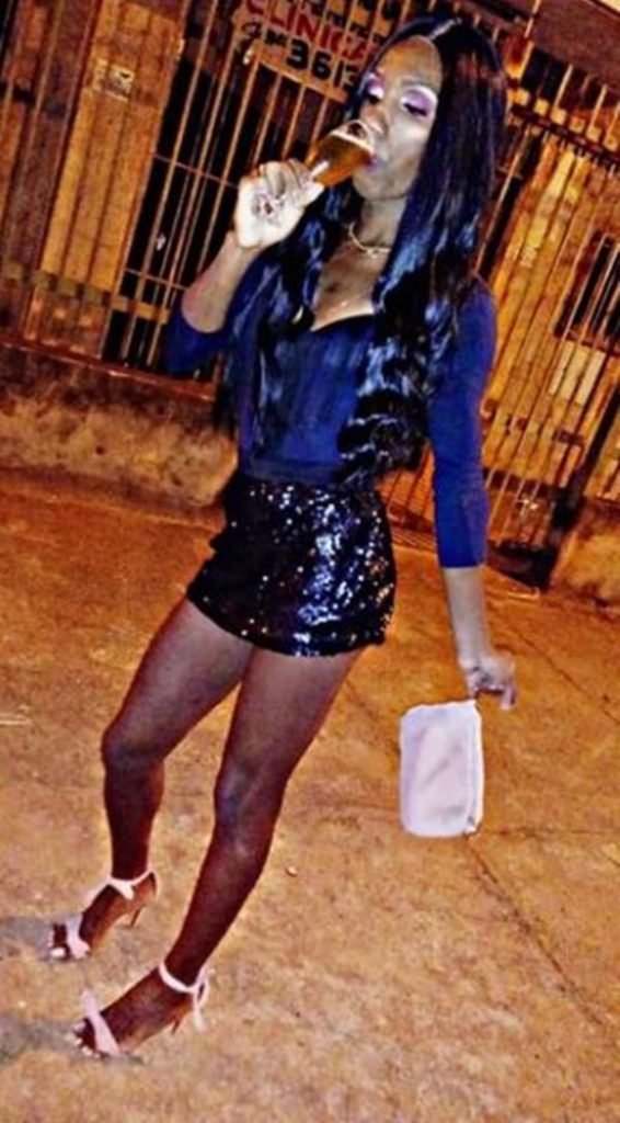 Mulher posa para foto