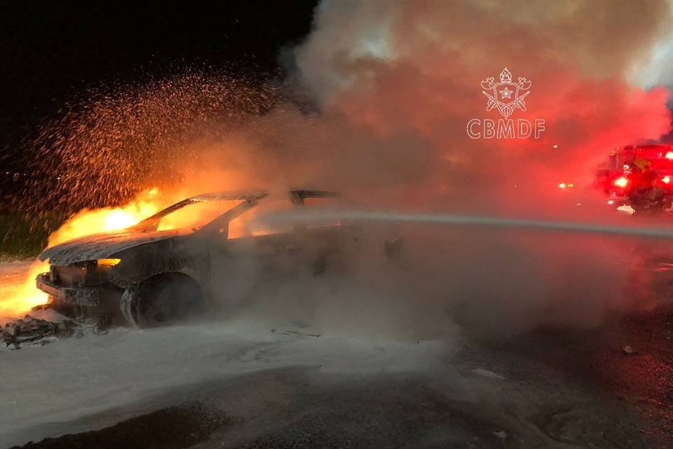 Carro pega fogo nas proximidades da Ponte JK