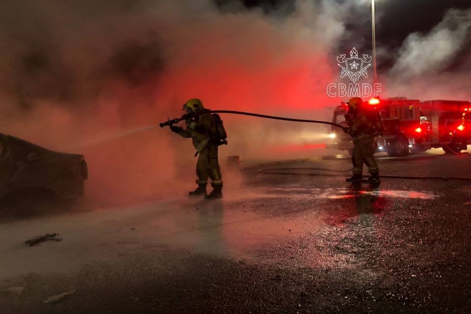 Carro pega fogo nas proximidades da Ponte JK