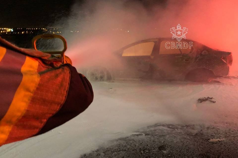 Carro pega fogo nas proximidades da Ponte JK