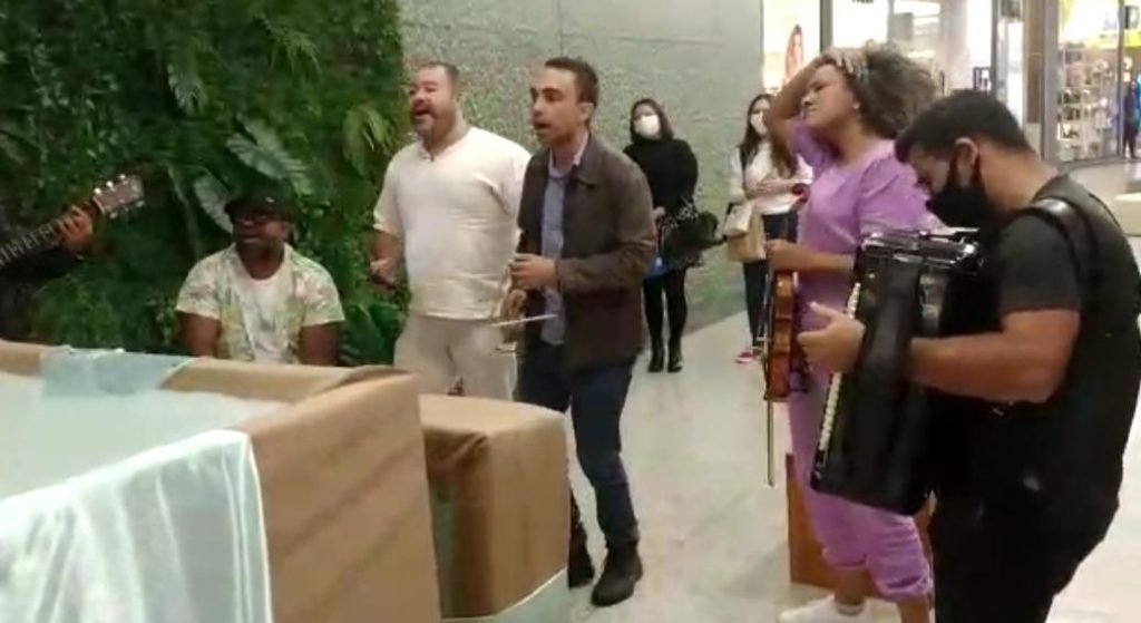 Jovem ganha serenata no DF