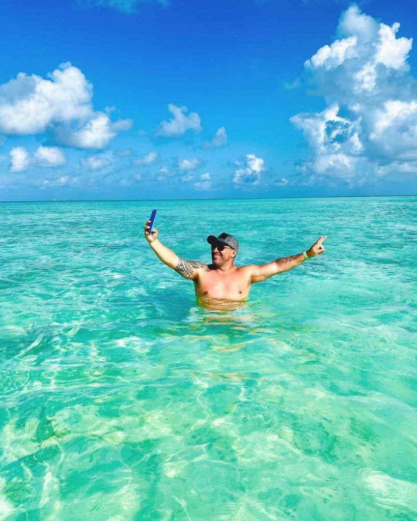 Homem faz selfie dentro do mar