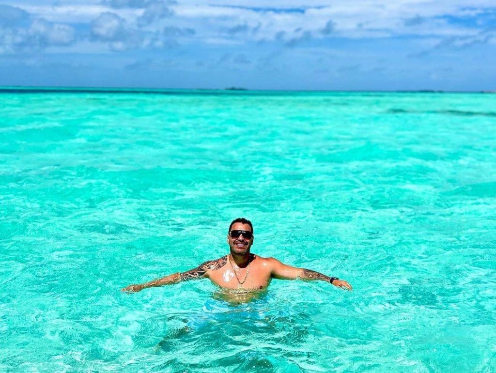 Homem boia em água do mar