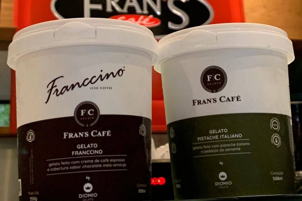 Na foto vemos dois potes de sorvete. O da esquerda é metade branco e metade marrom escuro, enquanto o da direita é metade branco e metade verde escuro