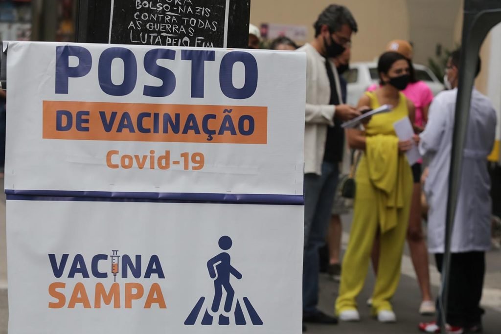 Ponto de vacinação em farmácia na Avenida Paulista em SP