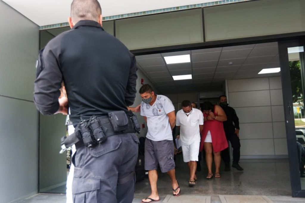 Dois homens e uma mulher algemados