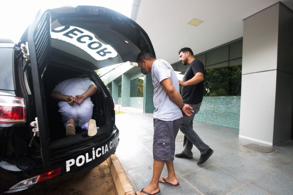 Prisão de homem em viatura da PCDF
