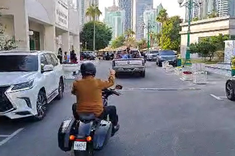 Presidente Bolsonaro faz motociata no Catar