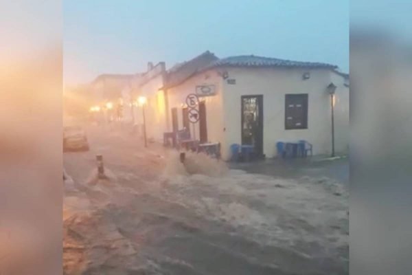 centro histórico da cidade de goiás fica alagado com a chuva