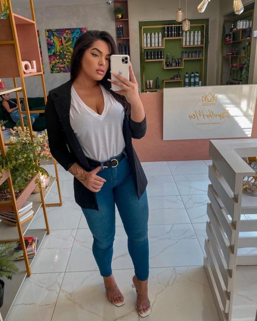 Foto colorida da influenciadora Juliana Priscila - Metrópoles