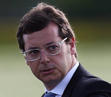Rosto de fabio wajngarten, ex-secretário especial de comunicação, de óculos com armação branca de paletó e gravata