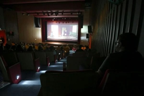 Sala de cinema com público
