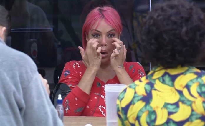 Valentina Francavilla fazendo massagem facial com as próprias mãos