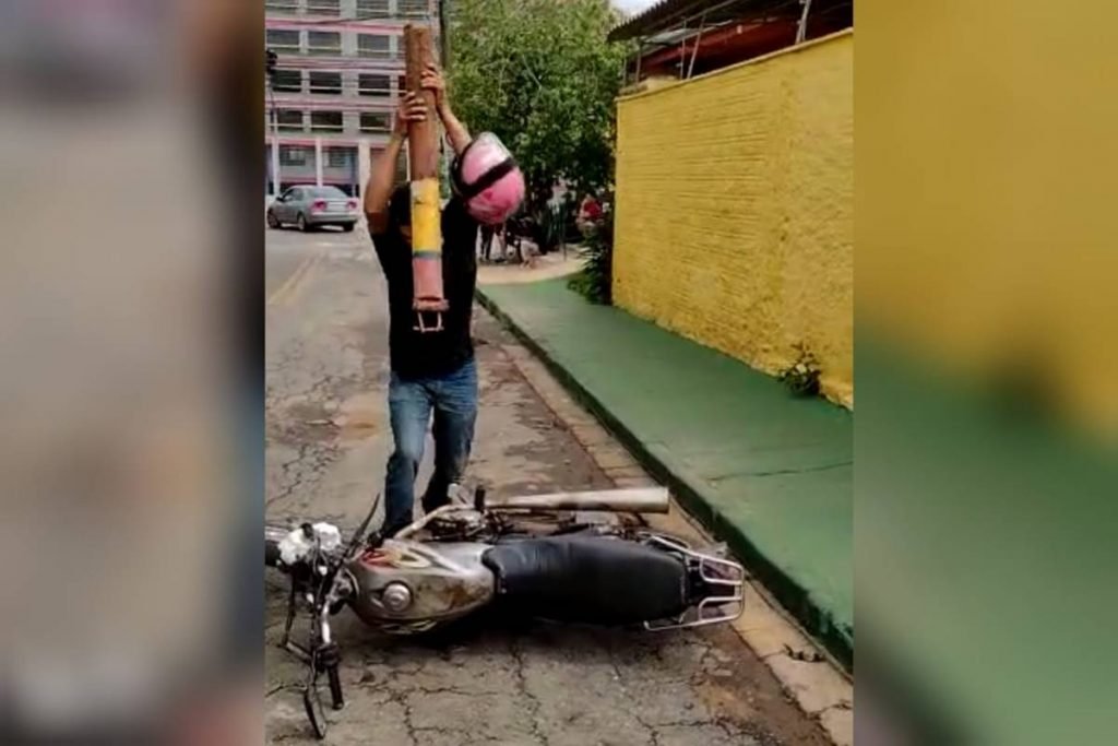 Homem revoltado com a lei de trÂnsito destrói a própria moto em goiânia