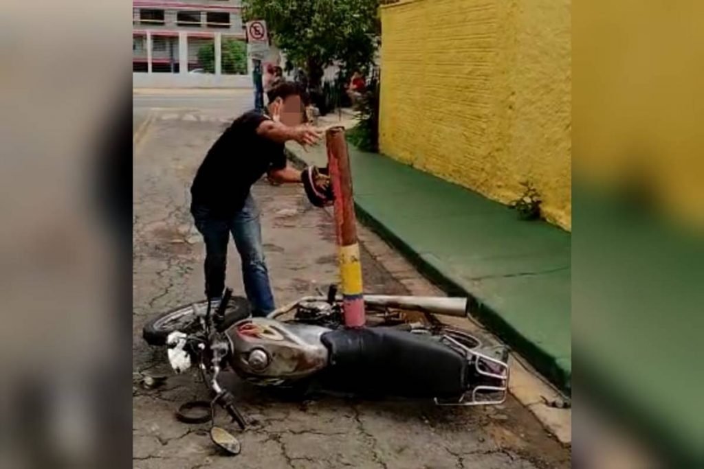 Homem revoltado com a lei de trÂnsito destrói a própria moto em goiânia