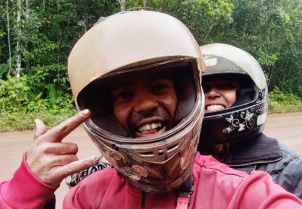 Casal viaja pelo Brasil em moto