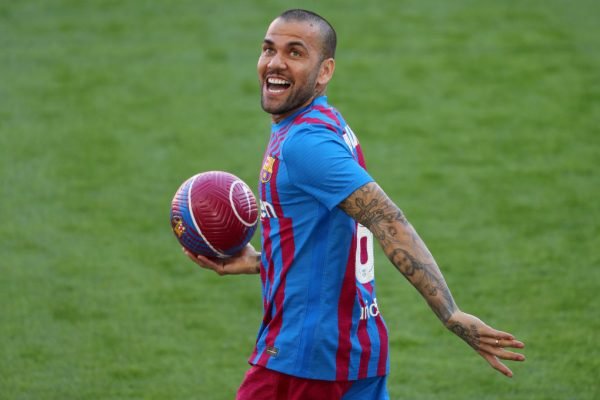 Após volta de Daniel Alves, Barcelona quer retorno de Messi