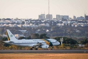 Em foto colorida, o avião presidencial do Brasil, um Airbus A319