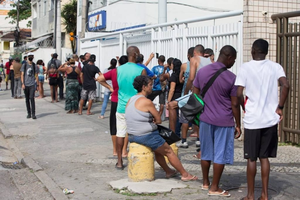 Pessoas em fila em rua no Rio de Janeiro