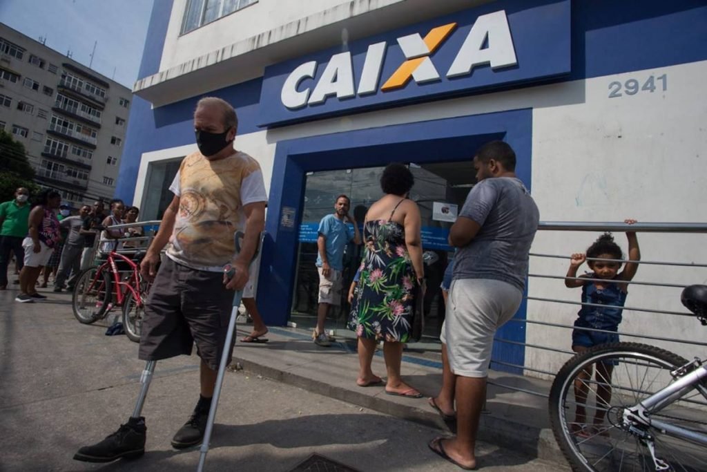 Fila na porta da agência da Caixa