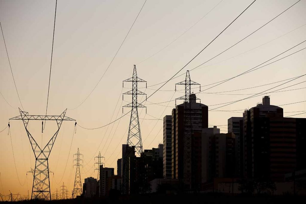 Torres de energia próximas a prédios