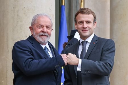 Lula cumprimenta o presidente da França, Emmanuel Macron, durante viagem à França