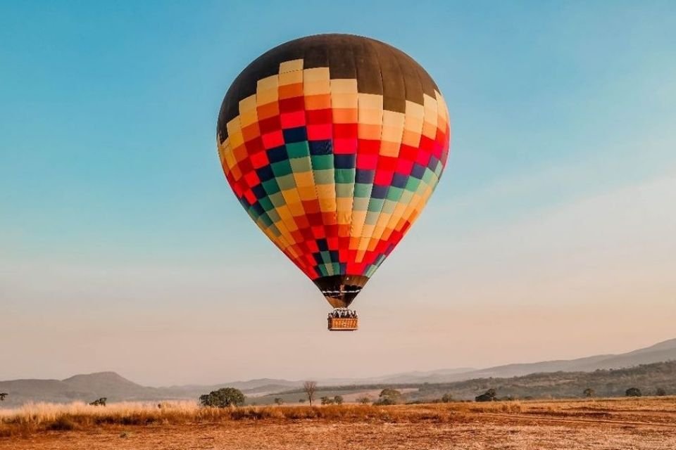 passeio de balão no entardecer