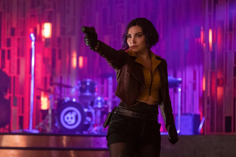 Daniella Pineda como Faye Valentina