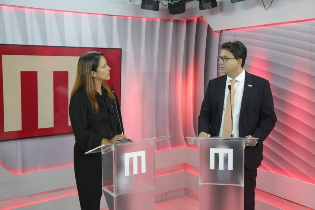 Mulher e homem um de frente para o outro. Ambos vestidos de preto
