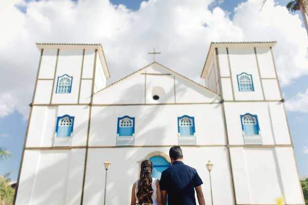 casal em frente a igreja