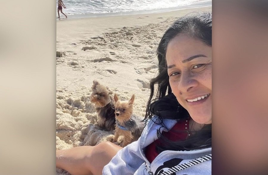 Selma foi atingida na barriga, socorrida para UPA de Irajá, mas não resistiu e morreu. Ela é uma mulher branca e de cabelos longos negros. Na foto, está na praia com dois cachorros