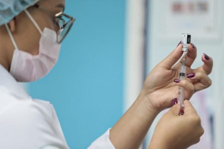 Enfermeira em um posto de saúde no Rio de Janeiro prepara a dose da vacina contra Covid-19