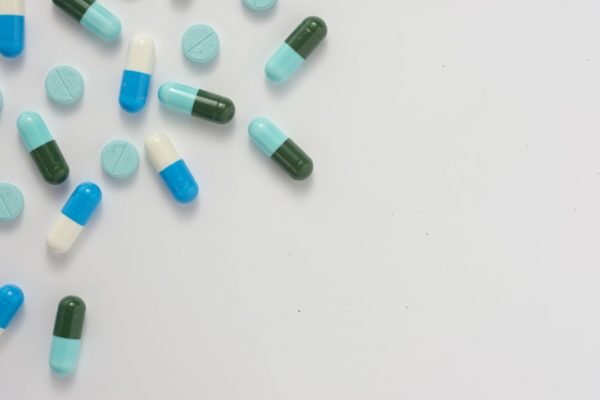 Fotografia colorida de Pílulas de remédio coloridas