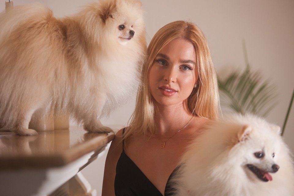 mulher e cachorros