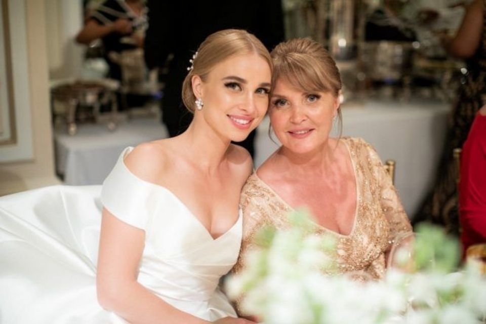 mãe e filha sorridentes