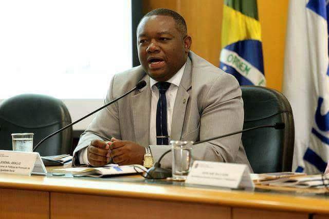 Homem de terno cinza em mesa
