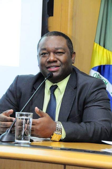 Homem de terno próximo de microfone