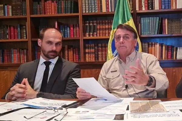 Bolsonaro e Eduardo na live