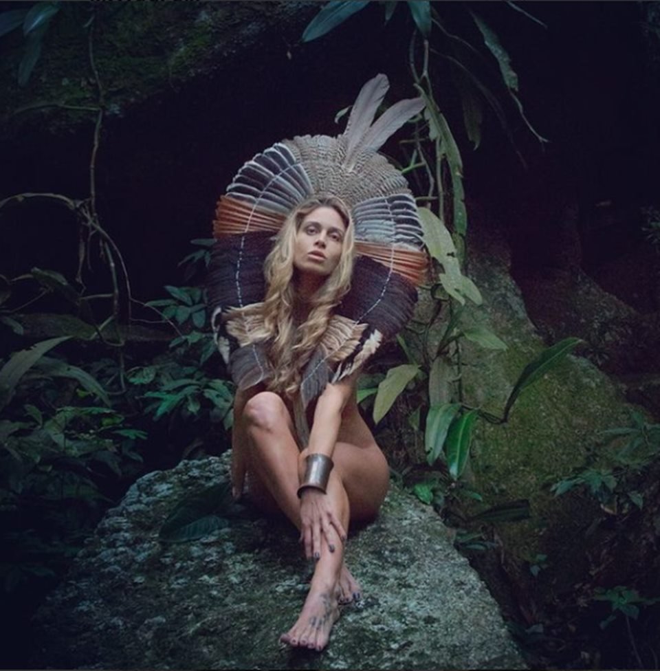 mulher com cocar